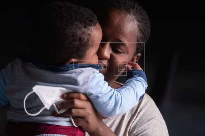 A Aissa Didla le han separado de su hijo mayor nada más tocar tierra, debido a los protocolos de la Fiscalía para prevenir el tráfico de niños (Foto EFE / Carlos de Saá)